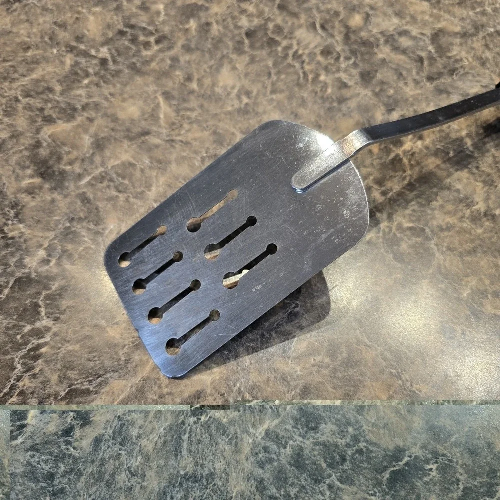 VINTAGE EKCO SLOTTED KEYHOLE SPATULA FLIPPER TURNER CHROME‎ BLACK HANDLE USA